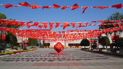 雷鋒塑像廣場(chǎng)景觀小品。陳慧攝