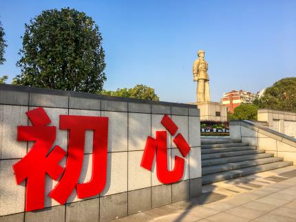 雷鋒塑像廣場(chǎng)局部。余旭陽(yáng)攝