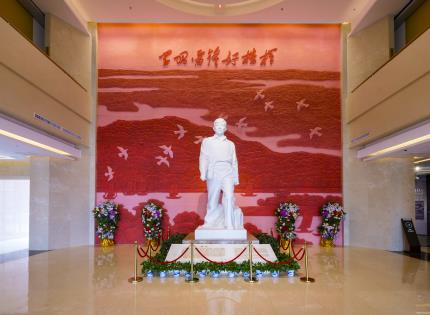 雷鋒生平事跡陳列館一樓序廳——雷鋒塑像。魏波攝