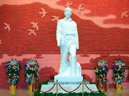 雷鋒生平事跡陳列館一樓序廳——雷鋒塑像。肖毅攝