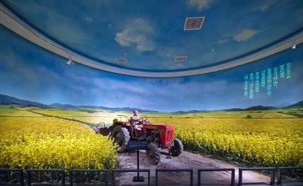 雷鋒生平事跡陳列館一樓展廳——《耕耘大地》場(chǎng)景。肖毅攝