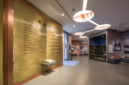雷鋒生平事跡陳列館二樓展廳——《雷鋒七問》場(chǎng)景。曾祥平攝