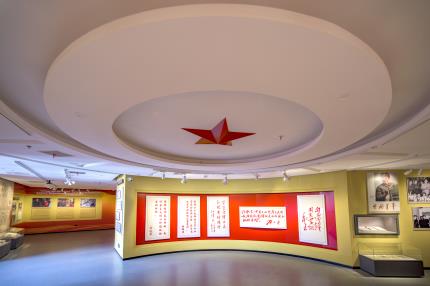 雷鋒生平事跡陳列館三樓展廳——黨和國(guó)家領(lǐng)導(dǎo)人題詞和講話場(chǎng)景。曾祥平攝
